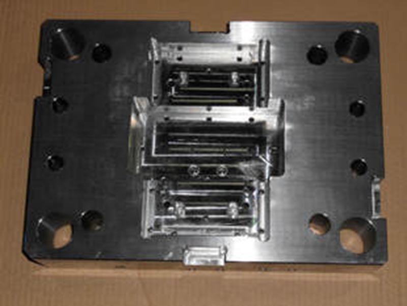 富拉尔基精密塑料模-06